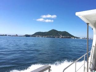 函館山を望む散骨ポイントへ向かう船上からの眺め